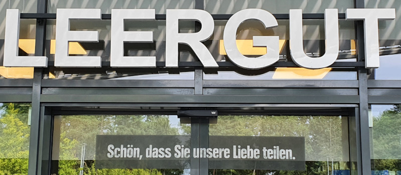 [ Foto: CB Leergut und Liebe - Doppelbotschaft am Eingang einer Leergutannahmestelle